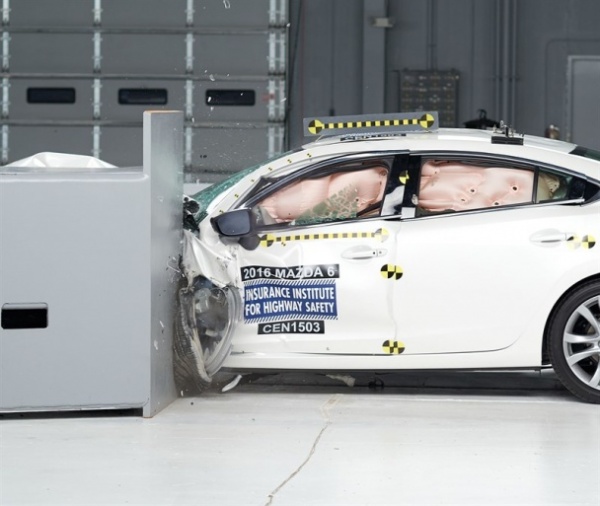 Обновленная Mazda6 прошла краш-тест IIHS (видео)