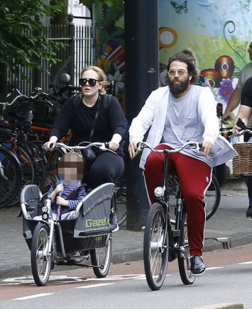 Адель со своей семьей совершила велопоездку по Амстердаму