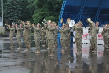 На площади Славянска музыка слилась с дождем: для жителей города выступил военный оркестр
