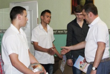 Кировоградские правоохранители поздравили подшефных воспитательного заведения с Днем защиты детей