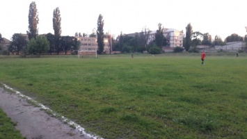 На таком поле не в футбол надо играть, а кротов ловить, - после игры чемпионата Николаева на стадионе «Пионер» травмировалось 6 игроков