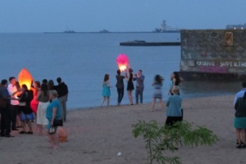 Мариупольские выпускники встречали рассвет на пляже (ФОТО)
