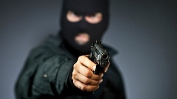 Четверо неизвестных совершили разбойное нападение на филиал одного из банков в Токмаке в Запорожской области