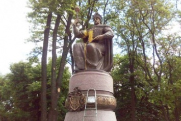 Памятник Ивану Мазепе вандалы облили желтой краской