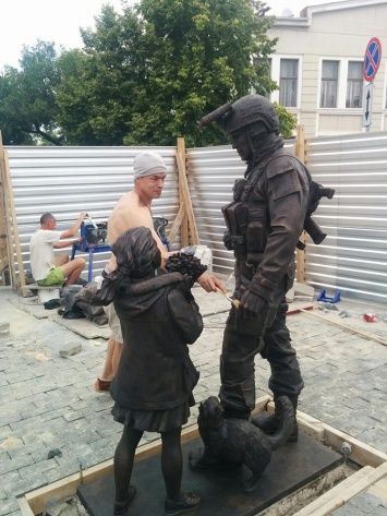 В столице Крыма установили памятник «Вежливым людям»