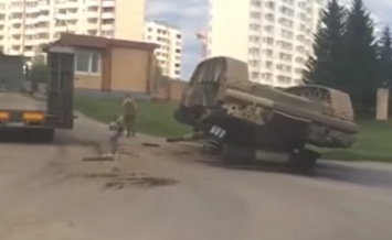 В Московской области перевернулся танк Т-80