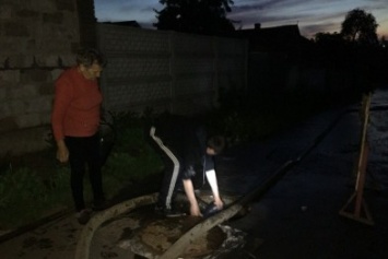 Одну из улиц Кривого Рога повторно залило канализационными стоками (ФОТО)