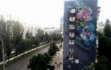 В Киеве американец Ernesto Maranje завершил работу над очередным муралом