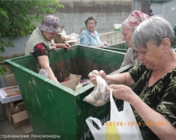 Вы держитесь: российские пенсионеры ищут еду на помойке (ФОТО)
