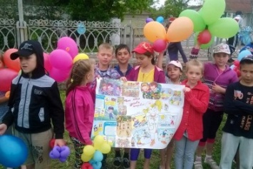 В Чернобаевке, детей, победивших в спортивной эстафете, наградили грамотами и сладостями (фото)