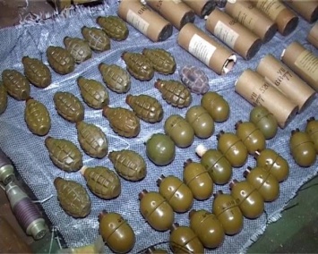 В Киеве обнаружен тайник с оружием: 60 гранат, взрывпакеты, стрелковое оружие