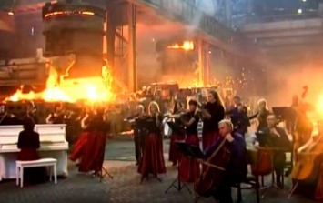 Симфонический оркестр исполнил главную тему «Игры престолов» на заводе в Мариуполе