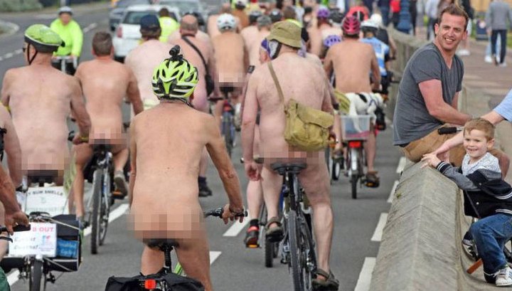 В Великобритании состоялся парад голых велосипедистов