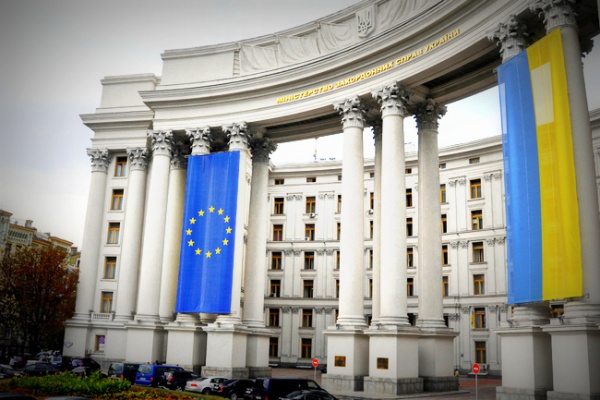 МИД: Украина 25 мая проинформировала посольство России о согласии на посещение консулом офицеров РФ