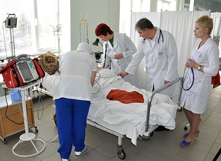 В Днепропетровскую больницу из Авдеевки доставлена тяжелораненая 25-летняя санинструктор, - врач