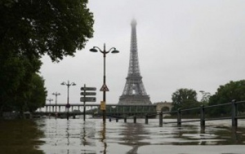 Наводнение во Франции: 4 человека погибли, 24 ранены, "Мона Лиза" эвакуирована