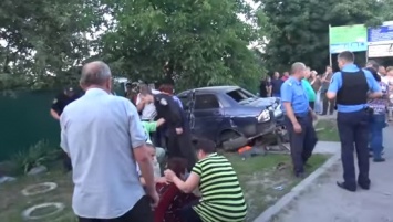 Смертельное ДТП под Киевом: толпа едва не растерзала водителя по вине которого погибли две маленькие девочки