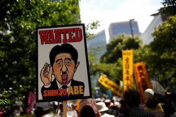 Тысячи японцев требовали отставки премьера-«Гитлера» (фото)