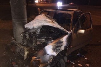 ДТП на Набережной: загорелся автомобиль с пьяным водителем и пассажирами (ФОТО)