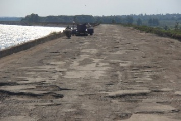 Дорога, пролегающая по гребню дамбы №8 Каховского водохранилища, - настоящий кошмар для водителей (фото)