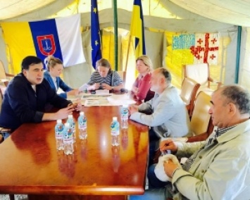 Саакашвили живет в палатке на трассе Одесса-Рени (ФОТО)