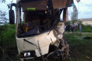 В Луганской области пассажирский автобус протаранил КАМаЗ - есть пострадавшие (ФОТО)