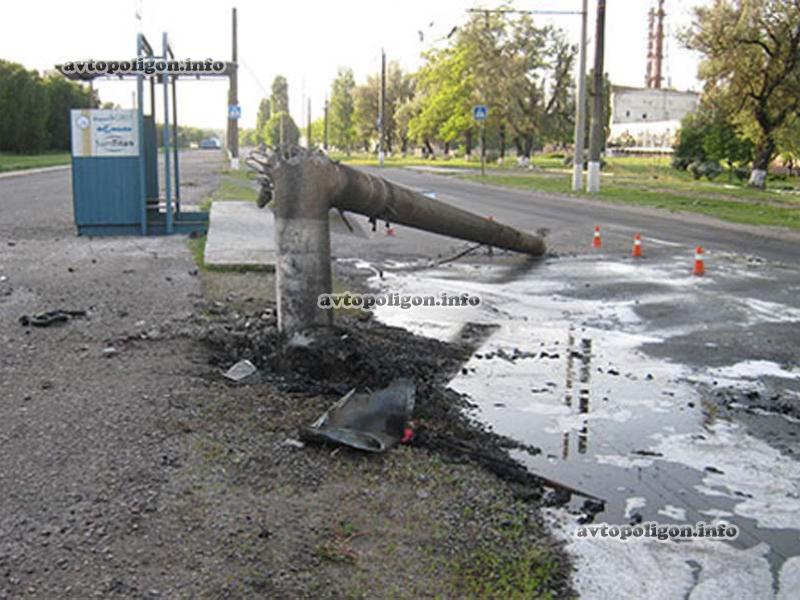ДТП в Сумах: водитель на ГАЗели врезался в столб и сгорел. ФОТО