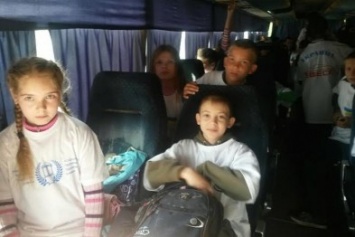 Дети из прифронтовых поселков под Мариуполем отправились на отдых в Донецкую область (ФОТО)