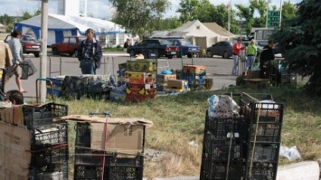 В Станице Луганской пытаются бороться со стихийной торговлей. Фото