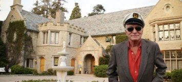 Хью Хефнер продал имение Playboy Mansion соседу за баснословную сумму