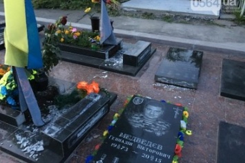 На Аллее Славы сняли памятники погибшим в зоне АТО криворожанам (ФОТО)