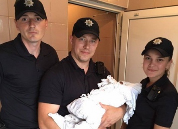 В кабинке мужского туалета на Закарпатье нашли младенца