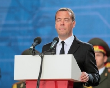 Медведев надел фрак Путина (ФОТОЖАБЫ)