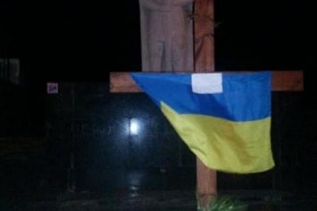 В Мариуполе разгорелся скандал вокруг креста на площади Свободы (ФОТО)