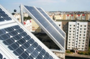 На крыше херсонской многоэтажки впервые в Украине заработала солнечная электростанция