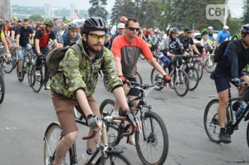В Запорожье тысячи людей проехались по проспекту на велосипедах (ФОТО)