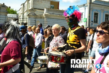 В Киеве гейпарадовцы и майдановцы поспорили, кто из них агент Путина