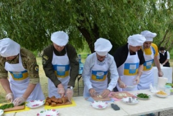 Аваков, Тарута, Аброськин и Троян сварили гороховый суп для мариупольцев (ФОТО+ВИДЕО)