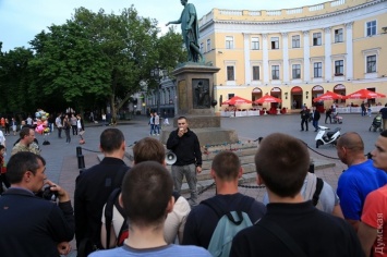 У памятника Дюку одесские патриоты почтили память погибших в АТО, а полиция задержала провокатора