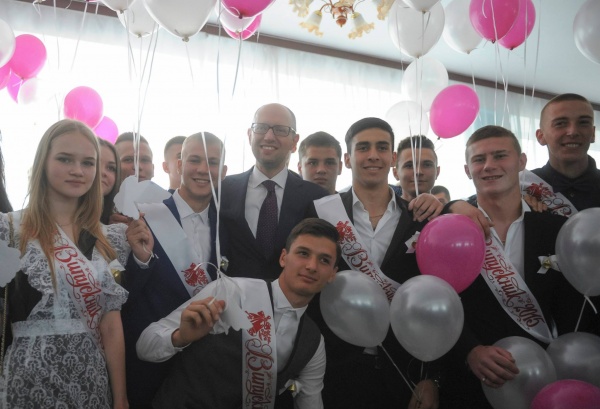 Яценюк пожелал украинским выпускникам мирного неба и европейского будущего