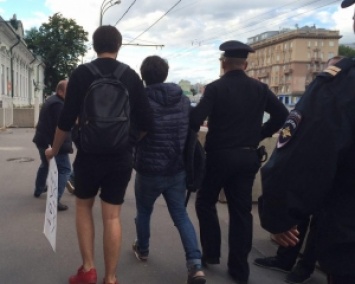 Любовь побеждает: аресты за цветы под посольством США в Москве (ФОТО)