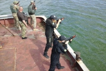 В Мариуполе морские пограничники поражали воздушные и надводные цели (ФОТО)