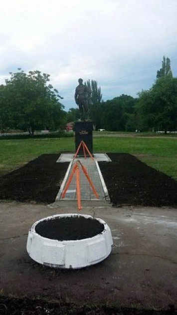 По приказу Плотницкого в Алчевске обустраивают территорию вокруг памятника Мозговому. Фото