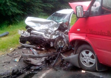 Лобовое столкновение двух авто на Хмельнитчине унесло жизнь женщины (фото)