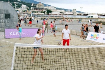 Ялтинцы и отдыхающие все лето смогут играть в пляжный теннис в центре набережной