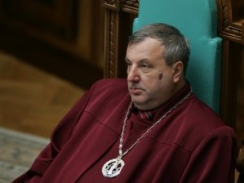 Экс-глава Конституционного суда Овчаренко не платит алименты и живет без доходов