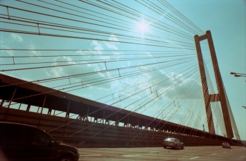 Коммунальщики снимают старое асфальтобетонное покрытие на Южном мосту