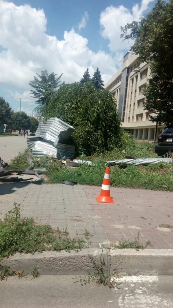 В центре Запорожья одна иномарка снесла забор, другая влетела в столб (ФОТО)