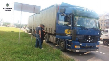 За сутки патрульные составили 10 админпротоколов на водителей фур, ехавших по Николаеву «в обход» дорожных знаков