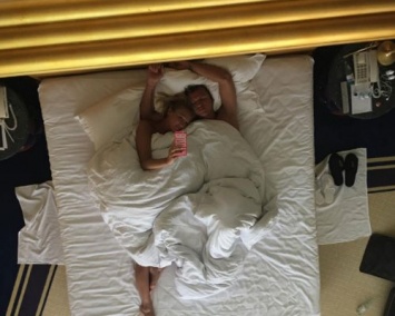 Ольга Бузова порадовала фанатов постельной фото-сценой с мужем